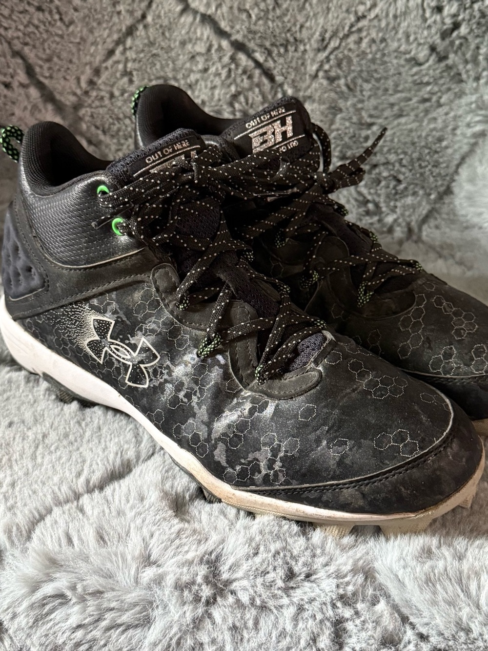 Under Armour Black and White Hex-Pattern Athletic Cleats Green Accents Men's 8.5